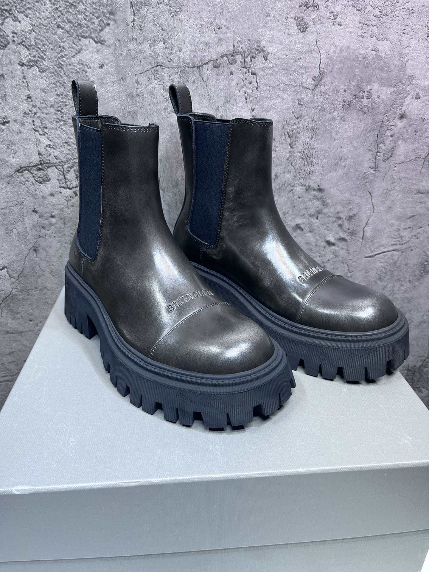 빙 /  BALENCIAGA 발렌시아가 빅토 마틴 부츠, 사사프라 컬러 디스트레스드 레트로 엘라스틱 부츠