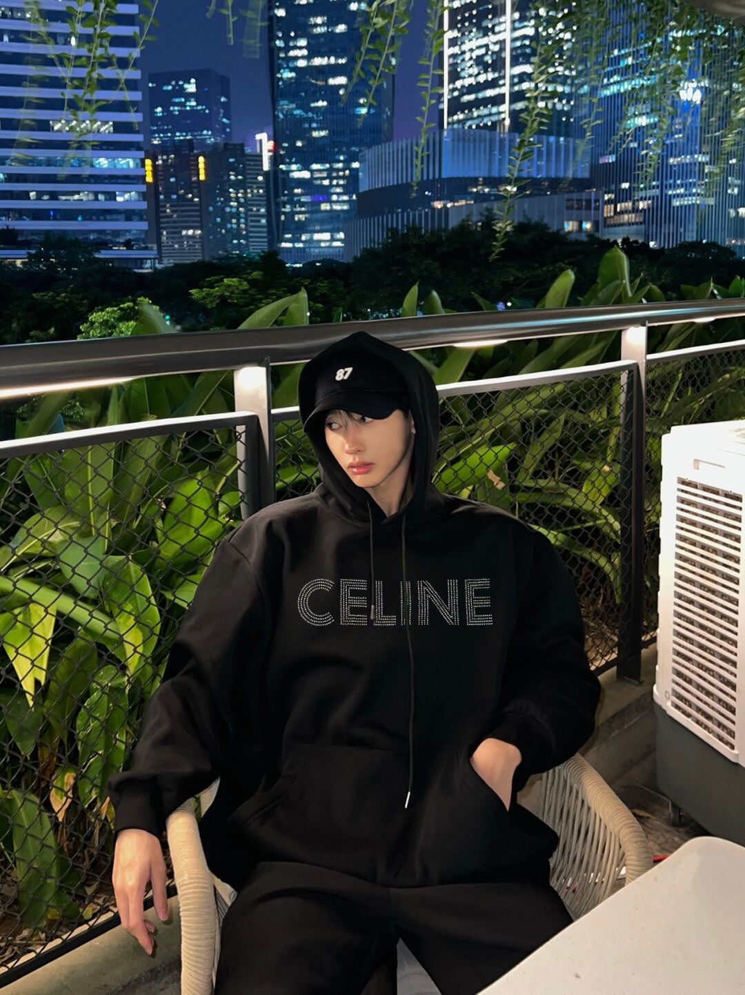 V공장 / Celine 2023FW 라인스톤 레터  셀린느 후드티