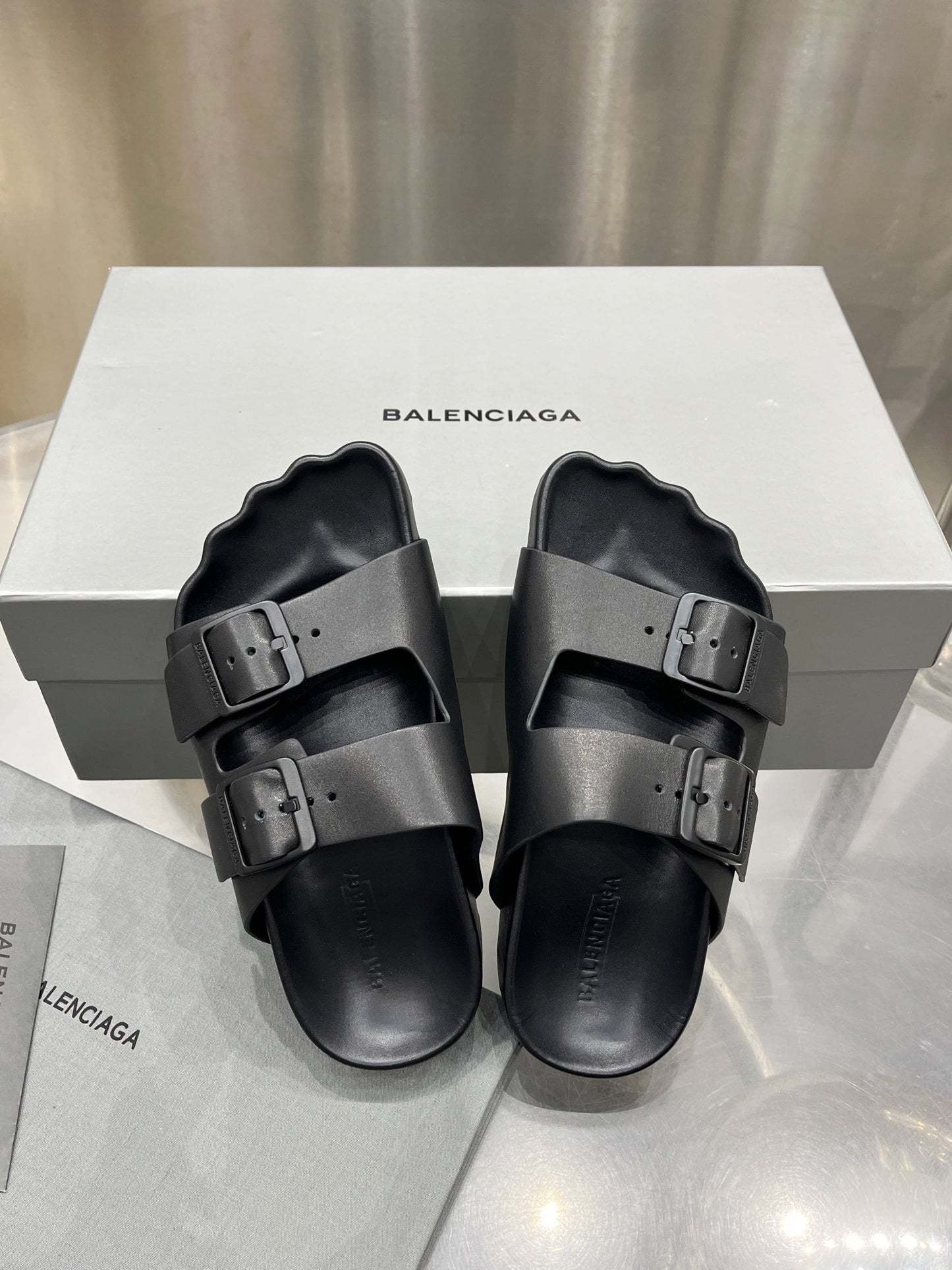 빙 / BALENCIAGA 발렌시아가 선데이 슬리퍼  버켄스탁 커플 모델