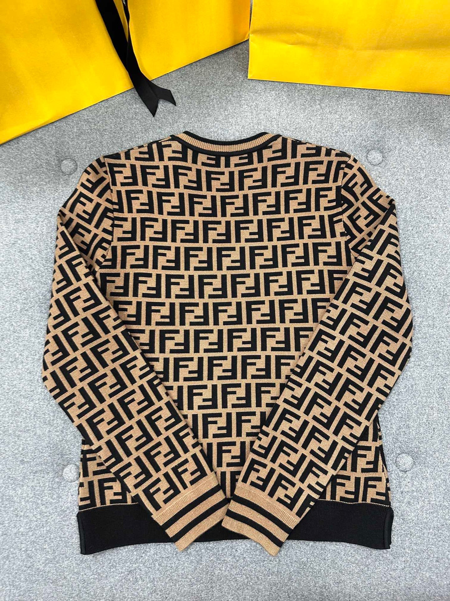 TJ셀러 / 펜디 패턴 스웨터