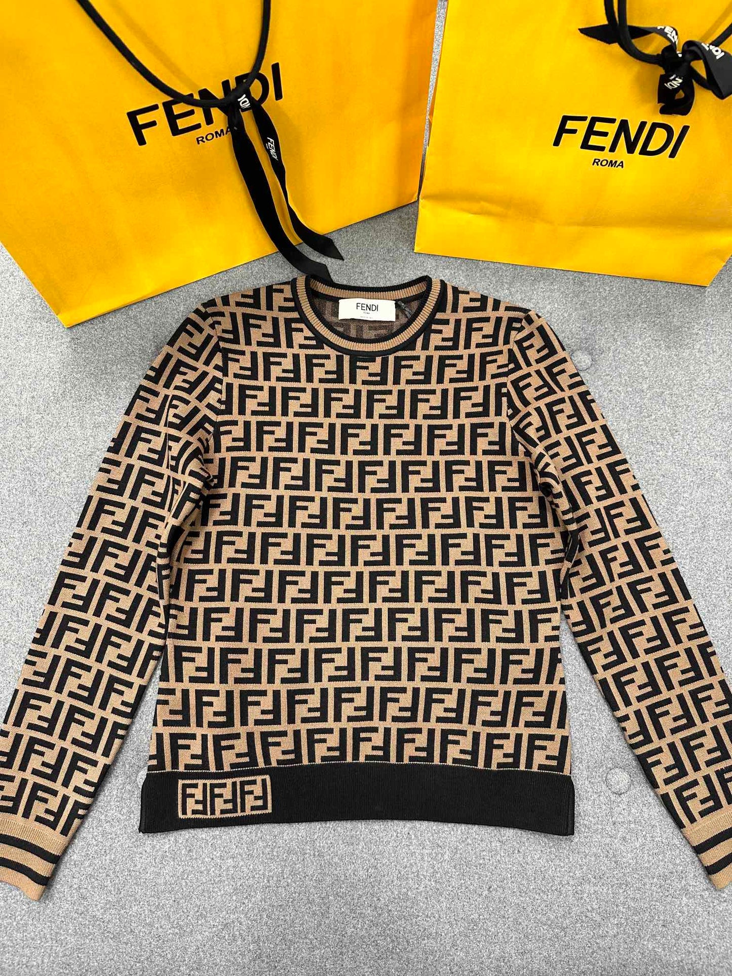 TJ셀러 / 펜디 패턴 스웨터