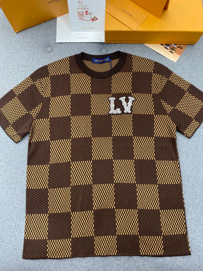 TJ셀러 / 루이비통 반팔티 , 𝗟𝗢𝗨𝗜𝗦 𝗩𝗨𝗜𝗧𝗧𝗢𝗡 DAMIER LV 크리스탈 패치 코튼 반팔 크루넥 셔츠