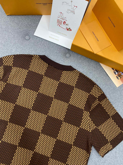 TJ셀러 / 루이비통 반팔티 , 𝗟𝗢𝗨𝗜𝗦 𝗩𝗨𝗜𝗧𝗧𝗢𝗡 DAMIER LV 크리스탈 패치 코튼 반팔 크루넥 셔츠