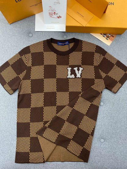 TJ셀러 / 루이비통 반팔티 , 𝗟𝗢𝗨𝗜𝗦 𝗩𝗨𝗜𝗧𝗧𝗢𝗡 DAMIER LV 크리스탈 패치 코튼 반팔 크루넥 셔츠