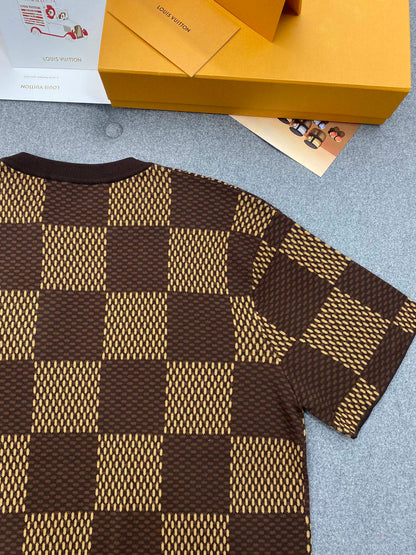 TJ셀러 / 루이비통 반팔티 , 𝗟𝗢𝗨𝗜𝗦 𝗩𝗨𝗜𝗧𝗧𝗢𝗡 DAMIER LV 크리스탈 패치 코튼 반팔 크루넥 셔츠