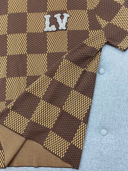 TJ셀러 / 루이비통 반팔티 , 𝗟𝗢𝗨𝗜𝗦 𝗩𝗨𝗜𝗧𝗧𝗢𝗡 DAMIER LV 크리스탈 패치 코튼 반팔 크루넥 셔츠