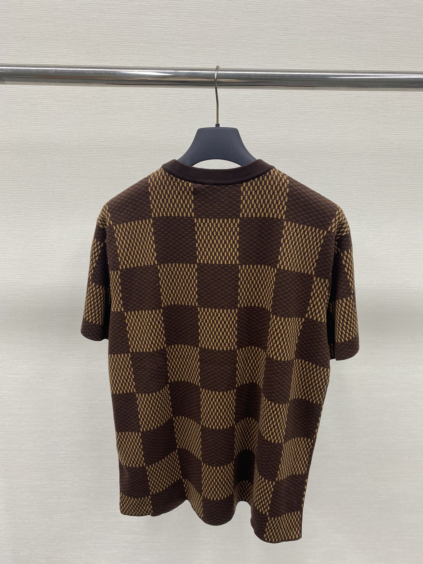 TJ셀러 / 루이비통 반팔티 , 𝗟𝗢𝗨𝗜𝗦 𝗩𝗨𝗜𝗧𝗧𝗢𝗡 DAMIER LV 크리스탈 패치 코튼 반팔 크루넥 셔츠