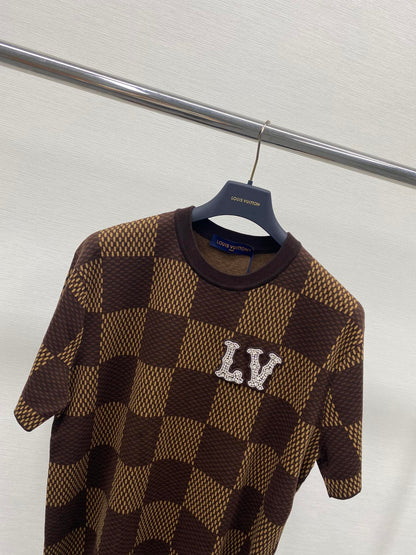 TJ셀러 / 루이비통 반팔티 , 𝗟𝗢𝗨𝗜𝗦 𝗩𝗨𝗜𝗧𝗧𝗢𝗡 DAMIER LV 크리스탈 패치 코튼 반팔 크루넥 셔츠