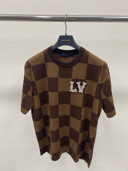 TJ셀러 / 루이비통 반팔티 , 𝗟𝗢𝗨𝗜𝗦 𝗩𝗨𝗜𝗧𝗧𝗢𝗡 DAMIER LV 크리스탈 패치 코튼 반팔 크루넥 셔츠