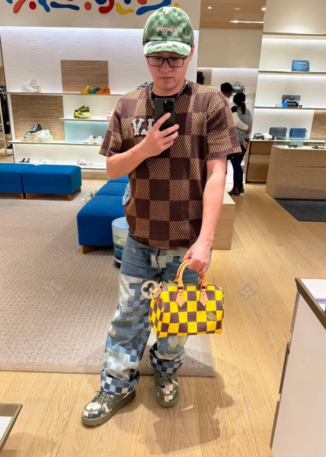 TJ셀러 / 루이비통 반팔티 , 𝗟𝗢𝗨𝗜𝗦 𝗩𝗨𝗜𝗧𝗧𝗢𝗡 DAMIER LV 크리스탈 패치 코튼 반팔 크루넥 셔츠