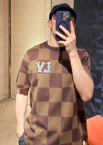 TJ셀러 / 루이비통 반팔티 , 𝗟𝗢𝗨𝗜𝗦 𝗩𝗨𝗜𝗧𝗧𝗢𝗡 DAMIER LV 크리스탈 패치 코튼 반팔 크루넥 셔츠