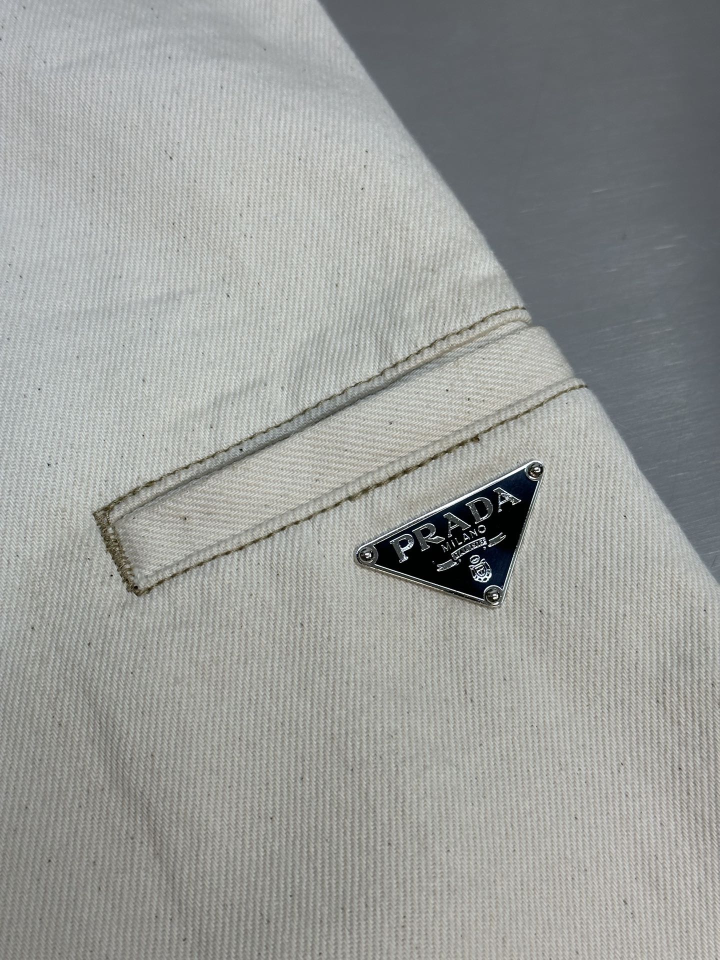 체인2호 / 프라다 반바지, 삼각형 로고가 있는 Prada 데님 반바지